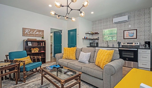 Peacock Cottage/3 blks to downtown Nac/King Bed/WiFi/Covered Parking