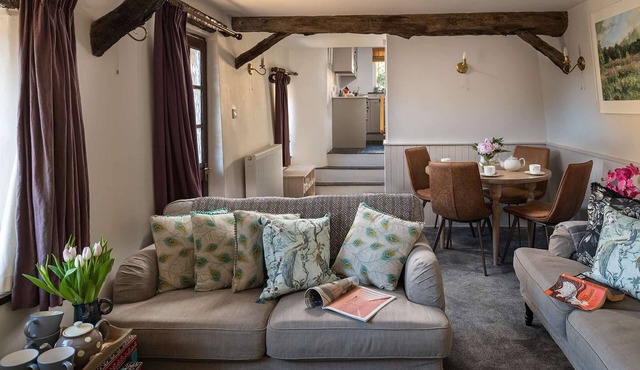 Peacock Cottage - sleeps 4 guests in 2 bedrooms