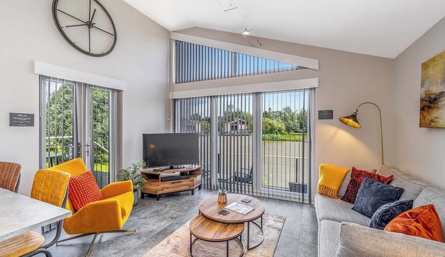 Peacock Lakeside Lodge