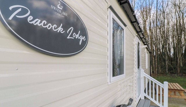 PEACOCK LODGE, family friendly, with hot tub in Coalville