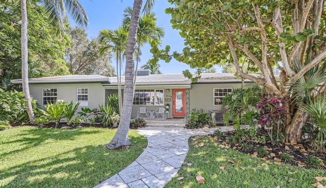 Peacock Oasis - Retro Vibes and Poolside Lounging in Parrot Cove