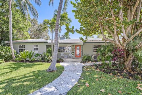 Peacock Oasis - Retro Vibes and Poolside Lounging in Parrot Cove