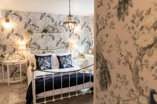 Peacock Room at Field View Cottage