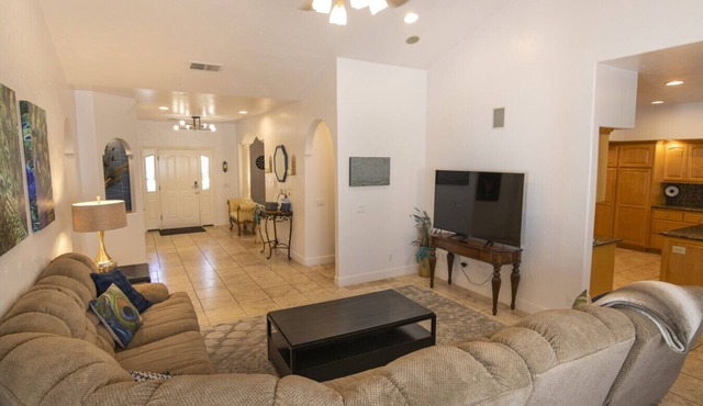 Peacock Suite - Private Hot Tub - Sleeps 4 - BBQ