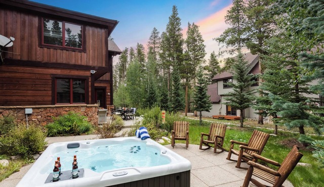 Peak 8 by AvantStay | Spacious Modern Cabin w/Hot Tub & Views