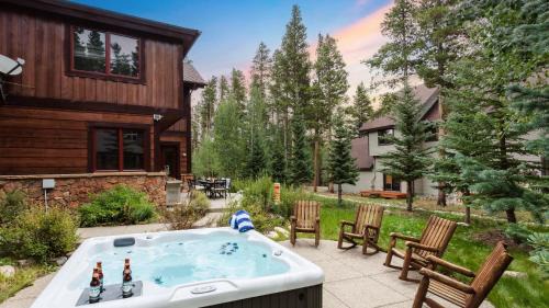Peak 8 by AvantStay Spacious Modern Cabin w Hot Tub Views