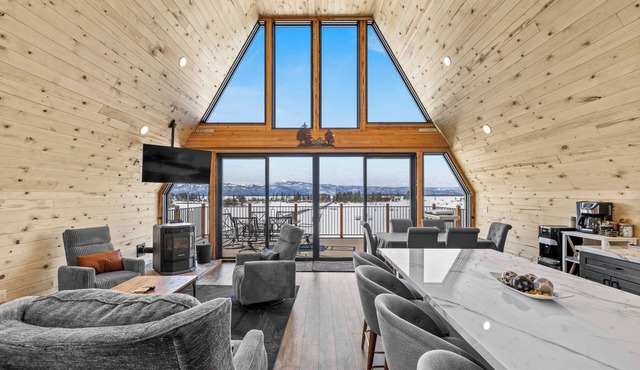 Peak-A-View - Beautiful pet friendly A-frame on 2 acres w/panoramic views and trailer parking