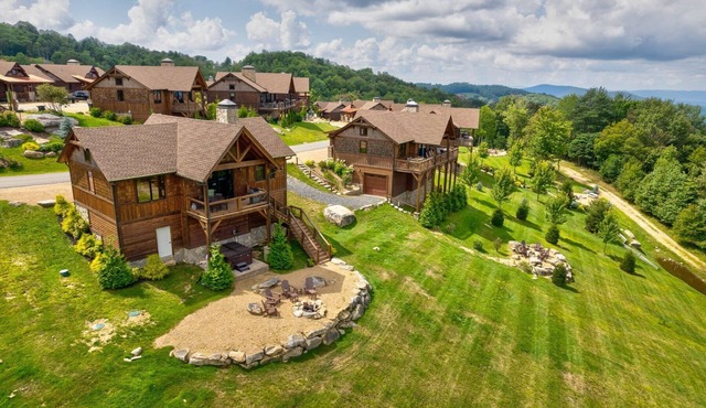 Peak A View- Camp Eagles Nest with views, two ensuites, fire pit, hot tub