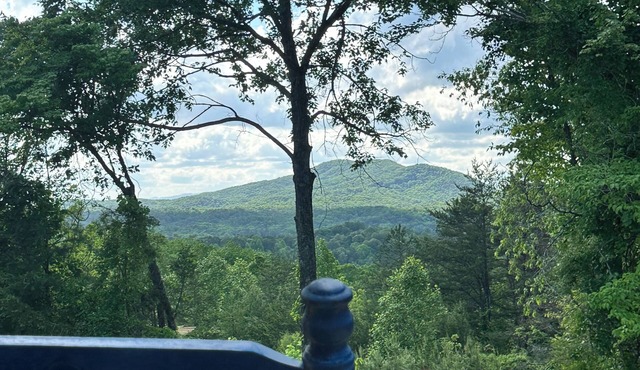 Peak-A-View Mountain Retreat: Cozy 2BR Getaway with Breathtaking Mountain Views!