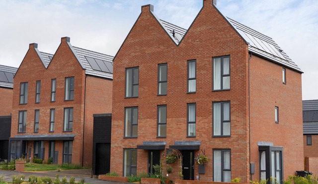 PEAK AVENUE RETREAT, pet friendly, with a garden in Chesterfield