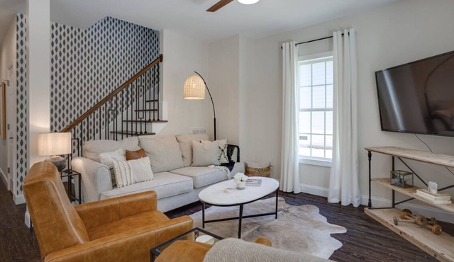 Peak City Perfection- Apex Downtown Walkable, Park Views, Big Yard, Large Groups