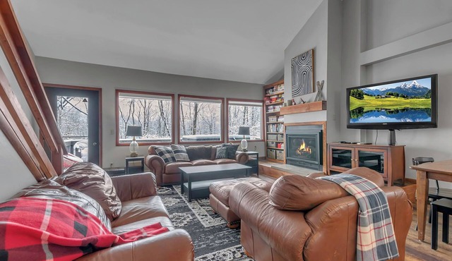 Peak Convenience- Spacious Resort Retreat on Holiday Valley