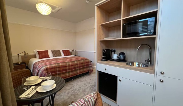 Peak District Gateway | Glossop Urban Sanctuary|Pass the Keys