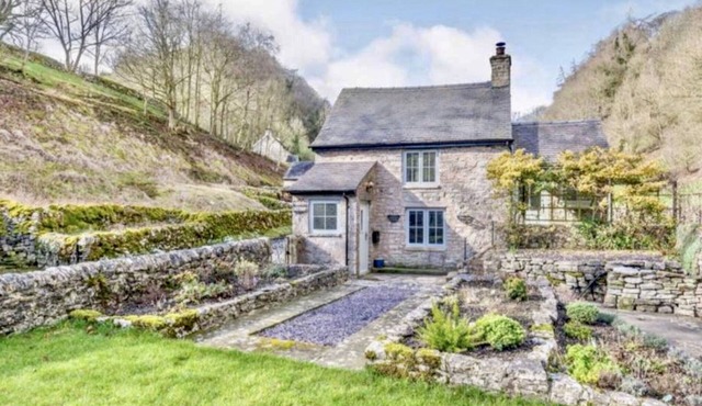 Peak District luxury cottage with stunning views in Milldale, Derbyshire Dales