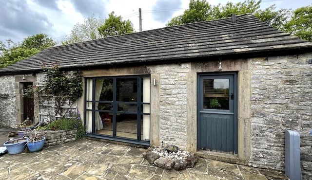 Peak District Old Forge House in Over Haddon