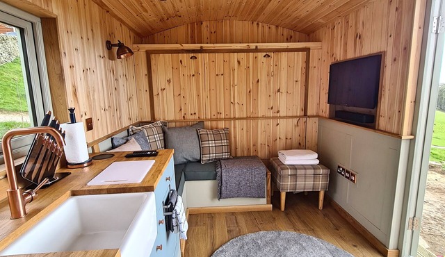 Peak District Shepherds Hut with incredible views