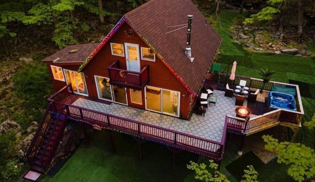 PEAK Fall Foilage NOW: Streamside Chalet with Hot Tub 🔥Pivate Playground HIKE