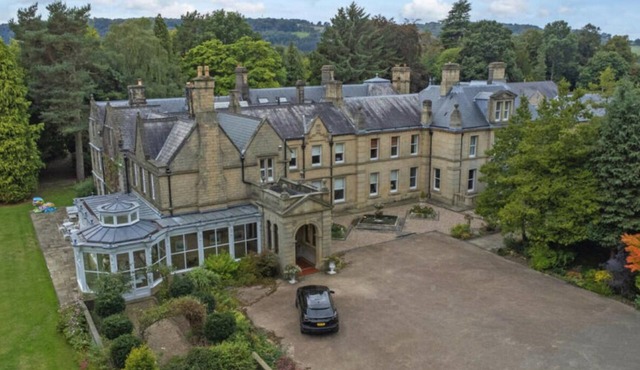 Peak Poolside Retreat: Derbyshire Oasis with Swimming Pool . Pet Friendly