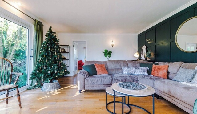 Peak retreat, sleeps 12 - fun, fires & friends