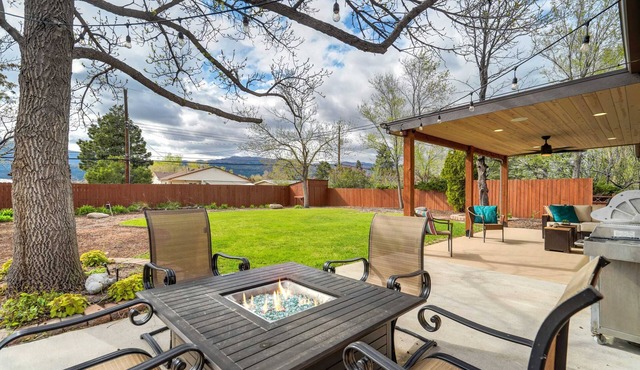 Peak View Palace- Mountain Views, Fire Table & Private Fenced in Yard