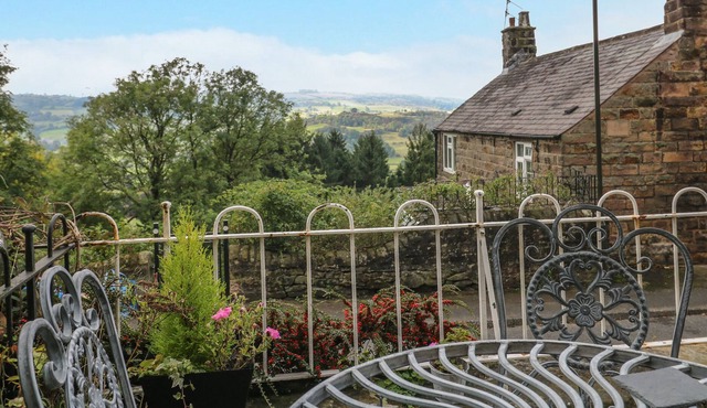 PEAK VIEW, pet friendly, character holiday cottage in Matlock