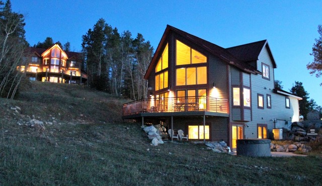 Peak2- Ski-in/Ski-out, Hot Tub, WiFi, Foosball, Garage, AC