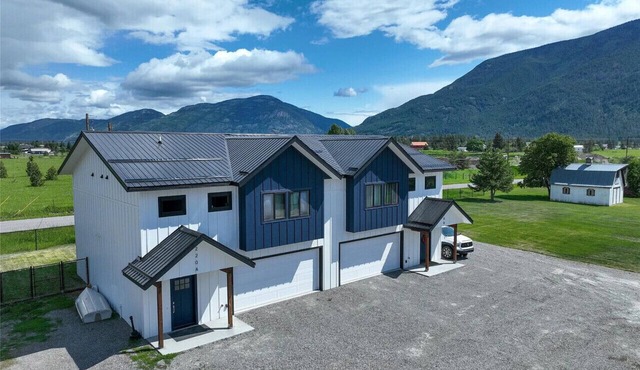 Peaks & Pines - Sweeping Mountain Views