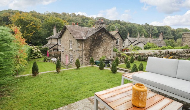 PEAR TREE COTTAGE, pet friendly, with open fire in Grange-Over-Sands