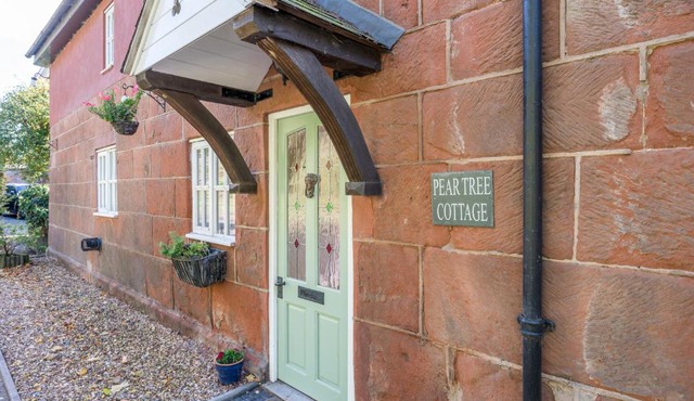 Pear Tree Cottage Courtyard