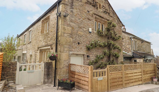 PEAR TREE COTTAGE AT HEY FARM, pet friendly in Barnoldswick