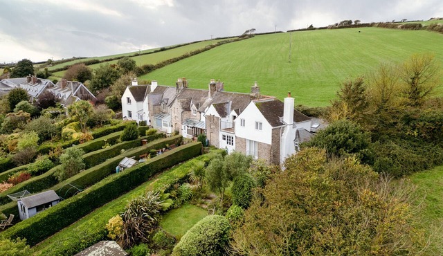 Pear Tree Cottage – Romantic Countryside Retreat Near South Milton Sands