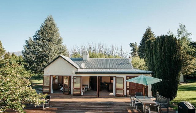 Pear Tree Cottage l Country Luxury l Hot Tub l 15 Guests