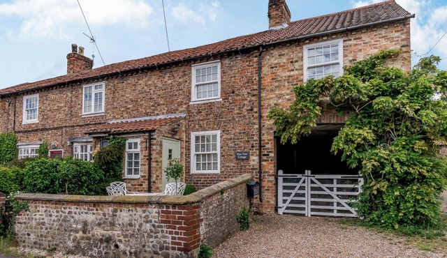 PEAR TREE COTTAGE, pet friendly, with open fire in Great Ouseburn