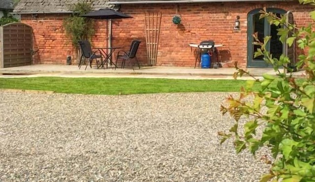 PEAR TREE COTTAGE, pet friendly, with a garden in Ellesmere