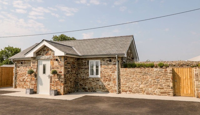 PEAR TREE COTTAGE, pet friendly, with hot tub in St Dominick