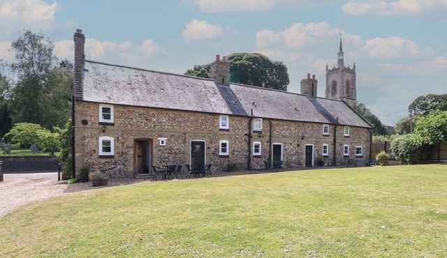 PEAR TREE COTTAGE, pet friendly, with a garden in Swaffham