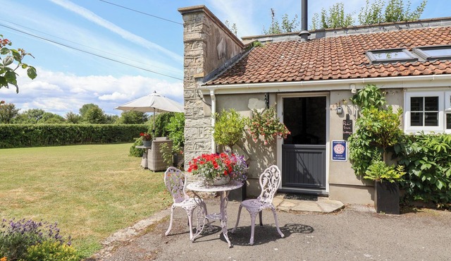 PEAR TREE COTTAGE, romantic, character holiday cottage in Mark