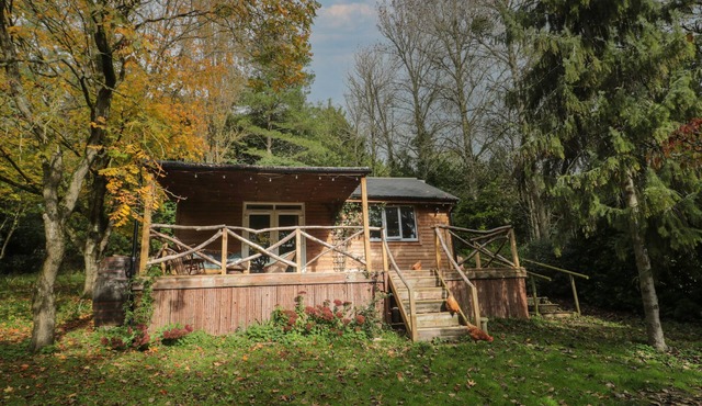 PEAR TREE LODGE, pet friendly, with open fire in Langport