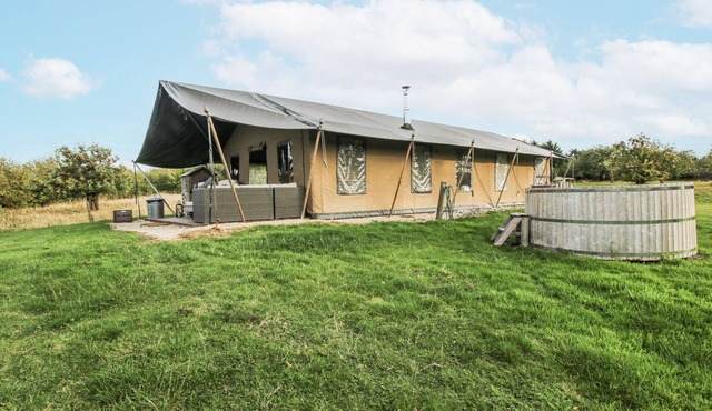 PEAR TREES, pet friendly, with hot tub in Bewdley