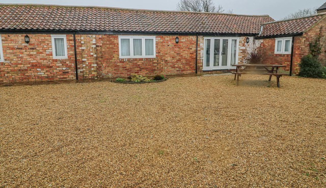 PEARDROP COTTAGE, pet friendly, with a garden in Saltfleetby