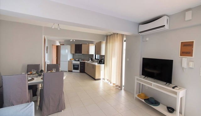 Pearl Apartment with communal pool and sea view