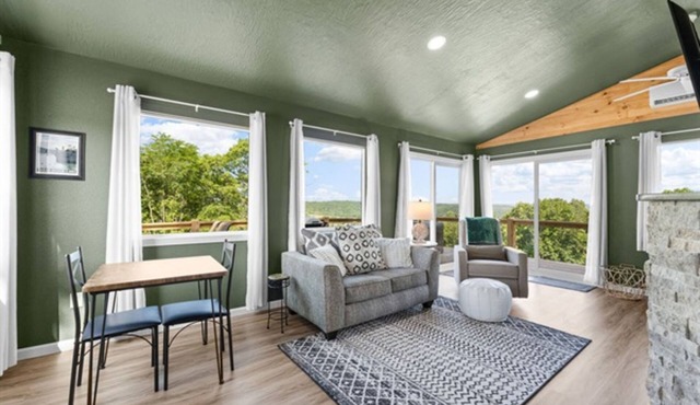 Pearl Bay | Romantic Lakeview Cabin with Hot Tub