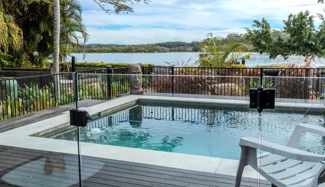 Pearl Cottage - Stunning River Front Cottage with Pool