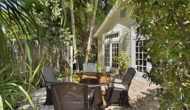 Pearl in Paradise-Charming 2bed 2bath Old Town home w/shared pool, parking