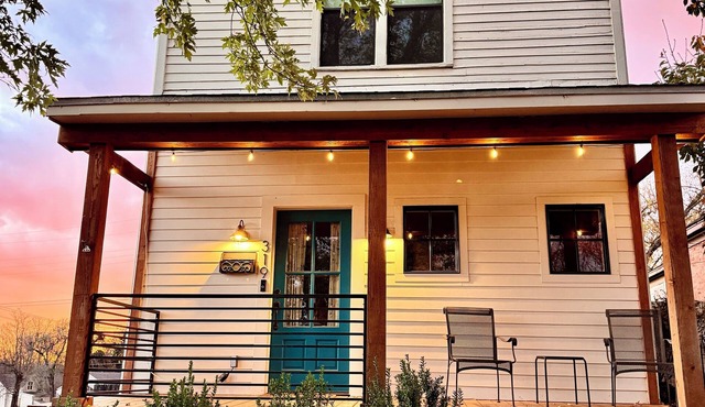 Pearl's Place - A Historic, Red-Brick Street Gem