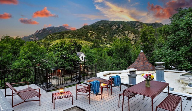 Pearl St Perfection – Rooftop Deck, Mountain Views, Trails & Downtown