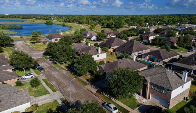Pearland Home Texas with walking distance to the trail
