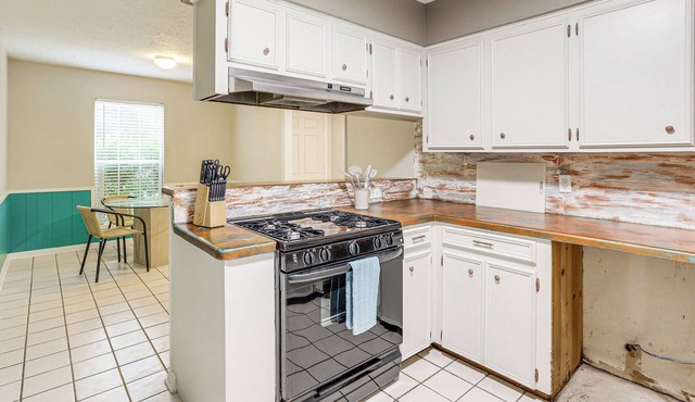 Pearland Home w/Patio, 21 Mi to Downtown Houston!