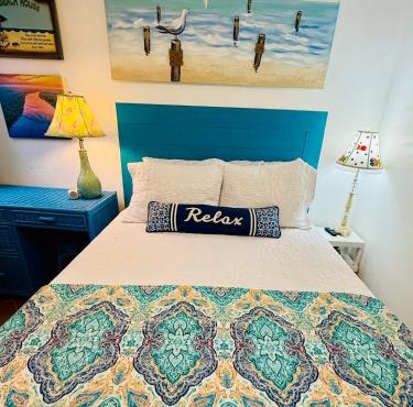 Pearls Pad - Beautiful 1 bedroom apartment- 1 block to beach