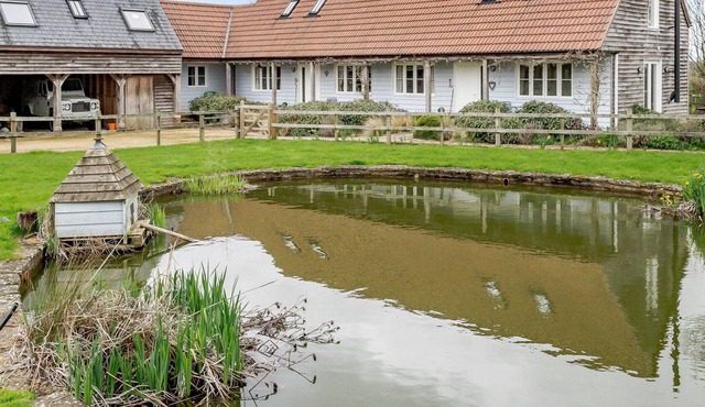 Pears Cottage is set on the edge of the village of Beckington, located in the picturesque Somerset c